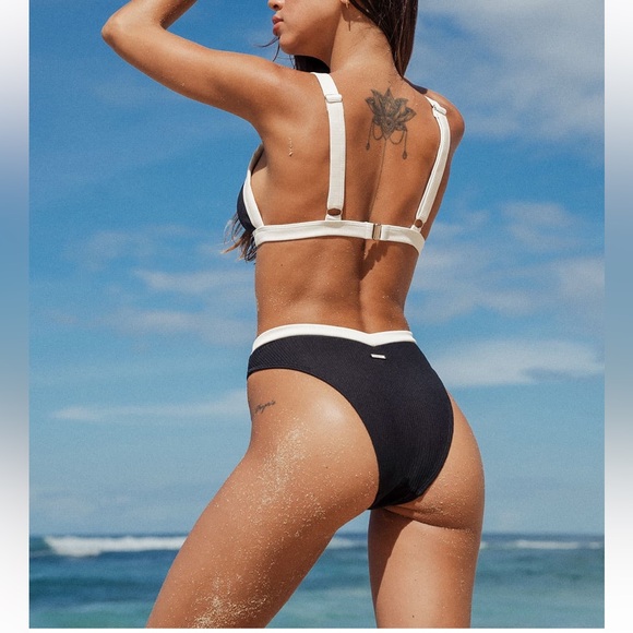 Berlook Contrast Trim Triangle Bikini Set - Picture 2 of 4